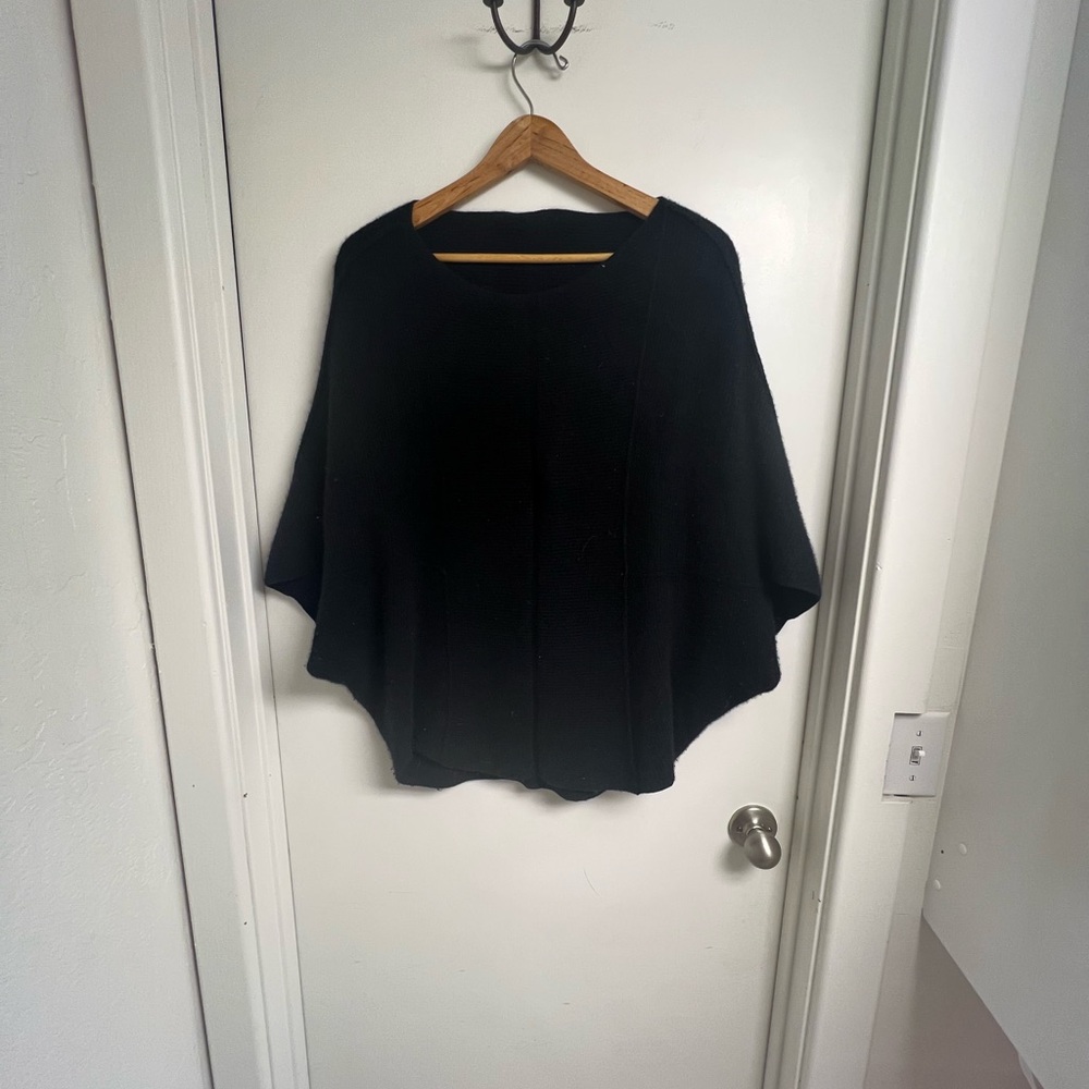 Sophisticated black cashmere sweater with boat neck and batwing sleeves